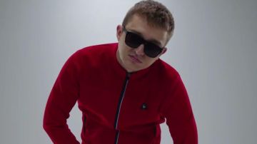 The tracksuit jacket Le Coq Sportif red Vald in his clip out of tune
