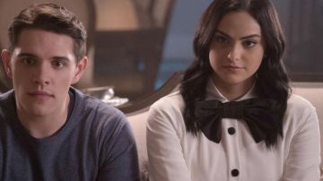 La blouse blanche avec noeud portée par Veronica Lodge (Camilia Mendes) dans Riverdale S02E16
