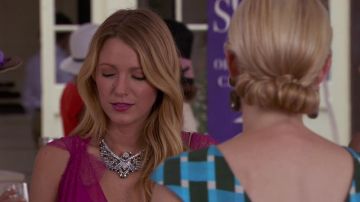 Le collier Shourouk phoenix de Serena van der Woodsen (Blake Lively) dans Gossip Girl S06E04