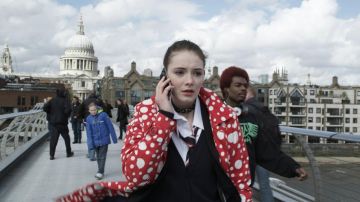 The trench coat red pea Gwendolyn Shepherd / Gwen (Maria Ehrich) in Ruby Red