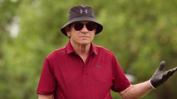 The golf polo Under Armour Leo (Tommy Lee Jones) in Just Getting Started