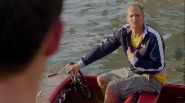 The tracksuit jacket Under Armour Tommy (Woody Harrelson) in Sex between friends