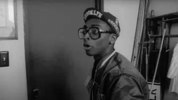 La casquette de cycliste Brooklyn de Mars Blackmon (Spike Lee) dans Nola Darling n'en fait qu'à sa tête