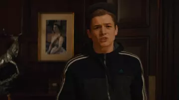 Le hoodie Adidas de Eggsy (Taron Egerton) dans Kingsman : services secrets