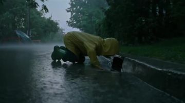 The waterproof yellow of Georgie Denbrough (Jackson Robert Scott) in the film It