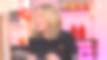 Le gilet cardigans brodé cerises de Agathe Lecaron dans La maison des maternelles du 26/03/2018