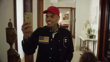 La gorra de "Lord" de Chris Brown en el video musical Freaky Friday de Lil Dicky