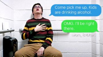 The striped sweater of Simon Spier (Nick Robinson) in Love, Simon