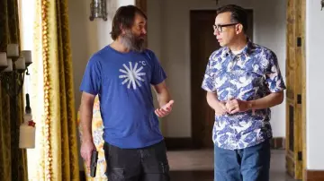 Le t-shirt bleu flocon de Phil Mil­ler (Will Forte) dans Last Man On Earth S04E11