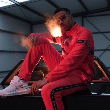 La veste de survêtement en velours rouge Ser­gio Tac­chini de Timal sur son post Instagram