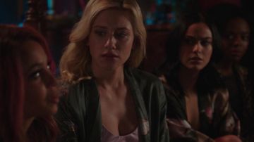 Le peignoir en soin de Betty Cooper (Lili Reinhart) dans Riverdale S02E16