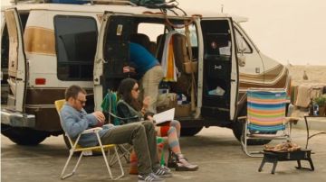 Sneakers Adidas Originals grey of the narrator (Chris Evans) in How to Seduce A Friend