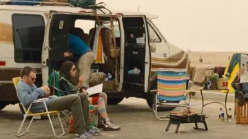 Les boots métalliques Dr Martens de Mallory (Aubrey Plaza) dans Comment Séduire Une Amie