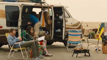 Botas de metal Dr. Martens de Mallory (Aubrey Plaza) en Cómo seducir a un amigo