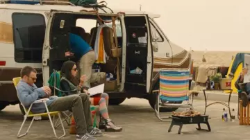 Les boots métalliques Dr Martens de Mallory (Aubrey Plaza) dans Comment Séduire Une Amie