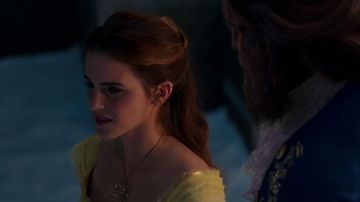 Pendientes de follaje de Belle (Emma Watson) en La Bella y la Bestia