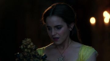 Pendientes de follaje de Belle (Emma Watson) en La Bella y la Bestia