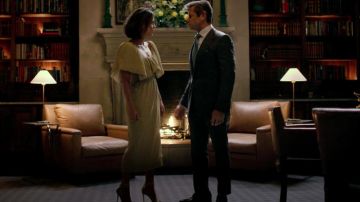 Los zapatos Gianvito Rossi de Crystal (Nathalie Kelley) en Dinastía S01E14