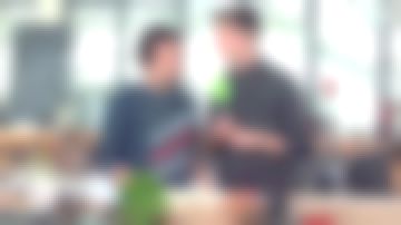 Le pull "Souvenirs souvenirs" d'Abdel dans l'émission C à vous du 28.03.2018