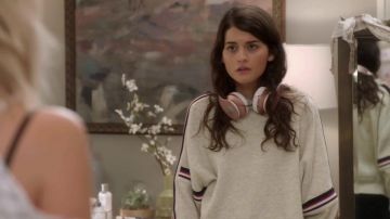 The sweater Etoile Isabel Marant Sabrina Pemberton (Sofia Black D'elia) in Very Bad Nanny / The Mick S02E19