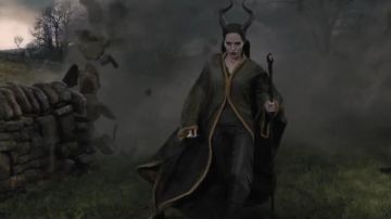 Maléfique (Angelina Jolie) sceptre, comme on le voit dans Maléfique