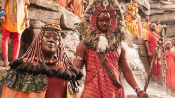 The necklace of the african Chief of the Tribe mining (Connie Chiume) in Black Panther