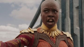 Le gros collier doré de Okoye (Danai Gurira) dans Black Panther