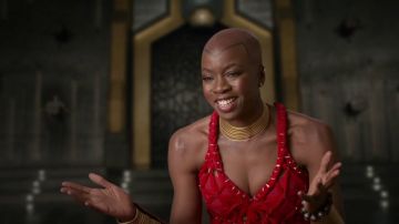 Les colliers fins de Okoye (Danai Gurira) dans Black Panther