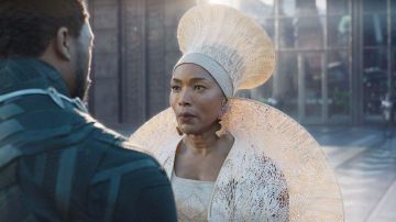 Queen Ra­monda's (An­gela Bas­sett) Zulu white hat as seen in Black Pan­ther