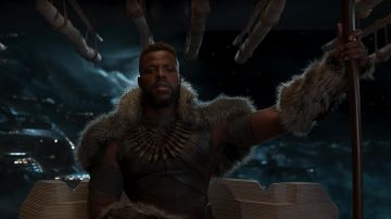M'Baku (Winston Duc) de la fourrure brassards comme on le voit dans Black Panther