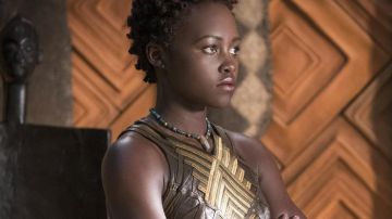 Na­kia's (Lu­pita Nyong'o) beaded necklace as seen in Black Pan­ther