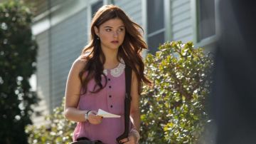 Vestido rosa de Quinn Brenner (Stefanie Scott) en Insidious - Capítulo 3