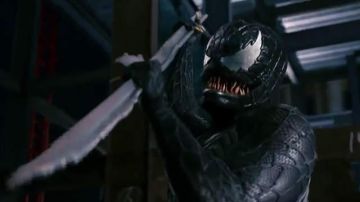 Le costume de Venom porté par Eddie Brock (Tom Hardy) dans le film Venom