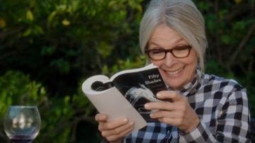 The book Fifty Shades Darker by E. L. James Diane (Diane Keaton) in The book club