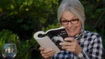 El libro Fifty Shades Darker de E. L. James de Diane (Diane Keaton) en The Book Club