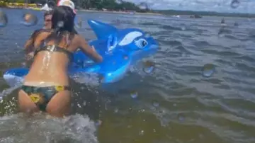 Le dauphin baleine gonflable vu dans Babysitting 2