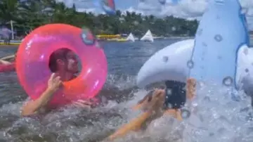 La bouée rose néon vu dans le film babysitting 2