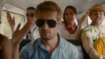 Les lunettes de soleil aviator noires de Franck (Philippe Lacheau) dans le film Babysitting 2