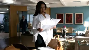La blouse asymétrique en soie blanche Givenchy de Jessica Pearson (Gina Torres) dans Suits S06E09
