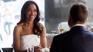 La Robe bustier en crêpe de laine Roland Mouret de Jessica Pearson (Gina Torres) dans Suits S07E04