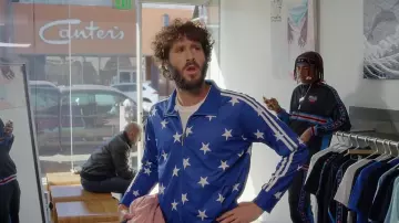 La veste de jogging Freaky Friday bleue de Lil' Dicky dans le clip Freaky Friday (feat. Chris Brown)