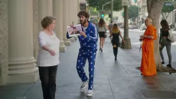 La pantalon de jogging Freaky Friday bleu de Lil' Dicky dans le clip Freaky Friday (feat. Chris Brown)