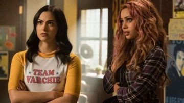 L'équipe de Varchie tee shirt porté par Veronica Lodge (Camilia Mendes) comme on le voit dans Riverdale S02E17