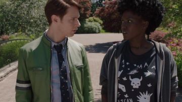 Mexicaine Funérailles tee shirt porté par Farah Noir (Jade Eshete) comme on le voit dans Dirk Doucement Holistique de l'Agence de détectives S01E03