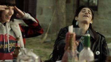 Sudadera con capucha Wrangler de Tokio (Úrsula Corberó) en La Casa de Papel S01E08