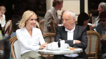 Le chemisier blanc de Constance Brandt (Laurence Arné) dans La Chtite Famille