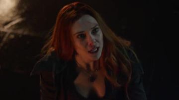 La replique des colliers portés par Scar­let Witch (Eli­za­beth Ol­sen) dans le film Aven­gers : Infinity War