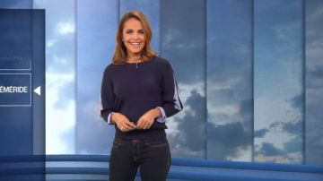 Le Pull marine à découpes chemise de Cali Morales dans La météo de M6 du 30/03/2018