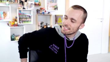 Le sweatshirt noir à capuche Lazy OAF de Squeezie dans sa vidéo Les robots vont-ils dominer le monde ?