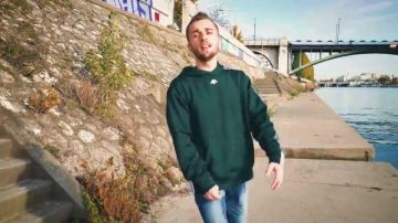 Le sweatshirt Adi­das Ori­gi­nals By Alexan­der Wang de Squeezie dans une video Youtube